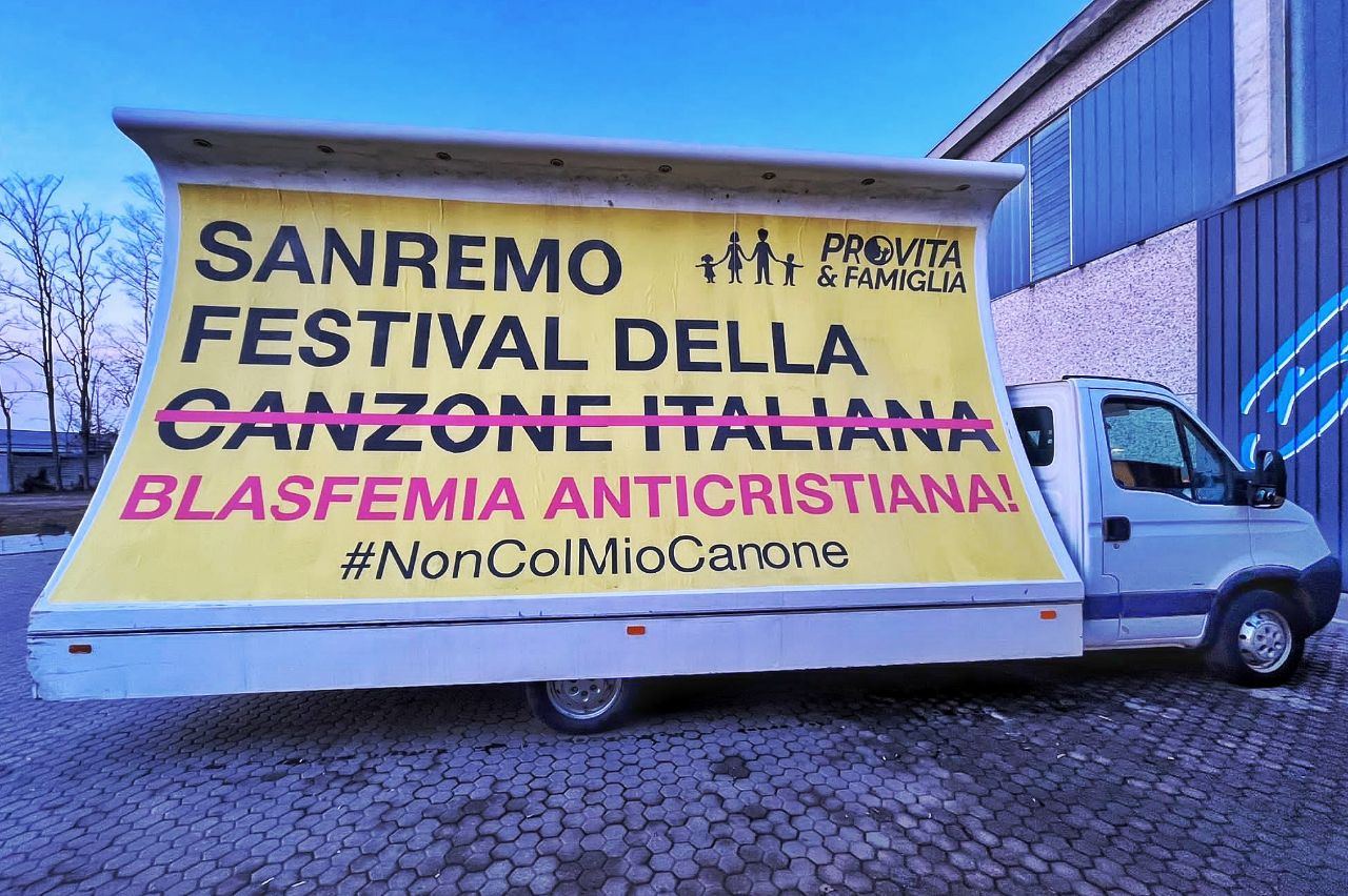 Sanremo. Pro Vita & Famiglia: «Polizia blocca e multa nostri camion-vela contro il “battesimo” blasfemo di Achille Lauro: è censura!» 1